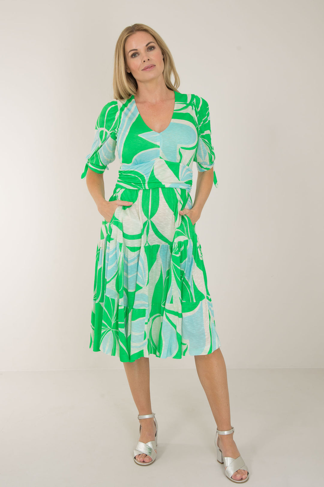 Flowy short jersey dress - Green - Mönstrad knälång trikåklänning