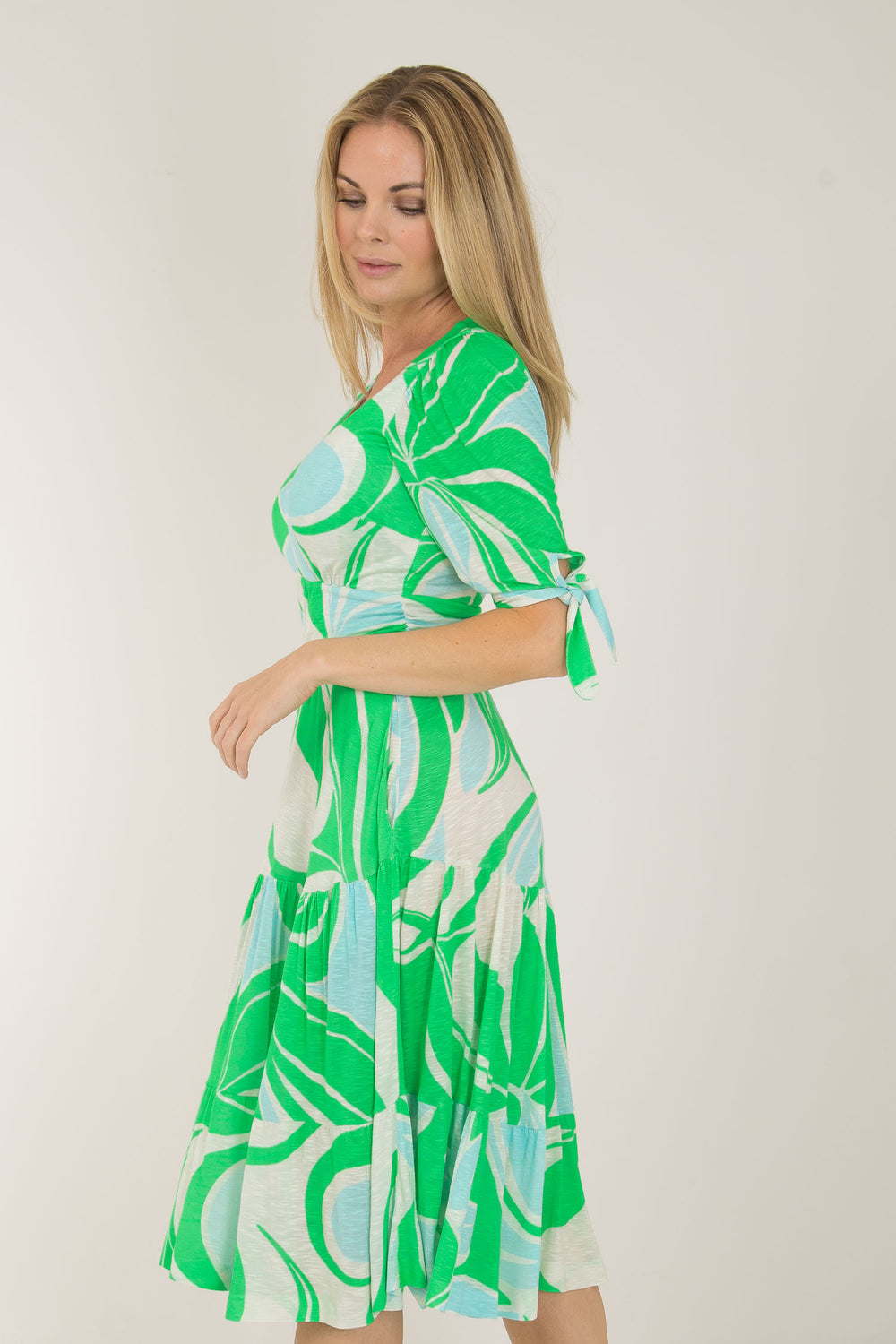 Flowy short jersey dress - Green - Mönstrad knälång trikåklänning
