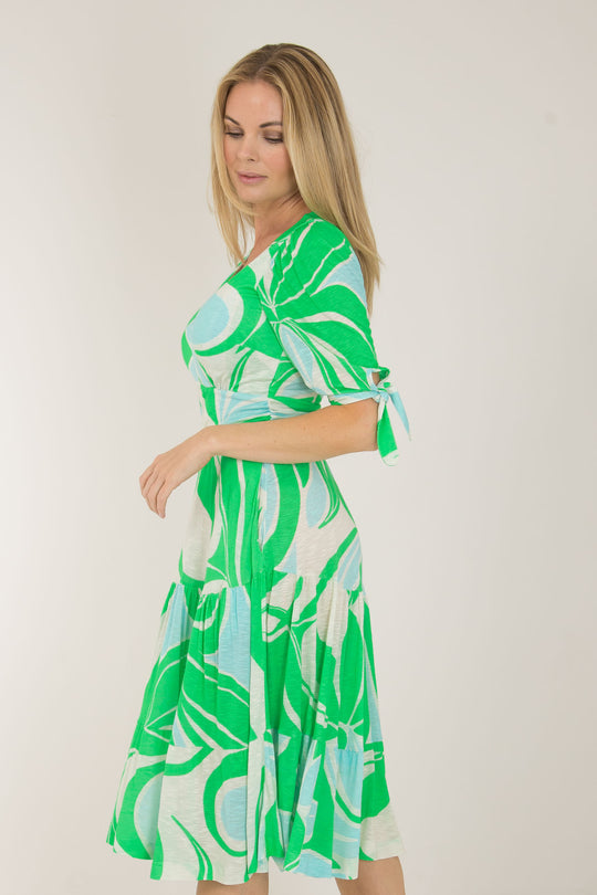 Flowy short jersey dress - Green - Mönstrad knälång trikåklänning