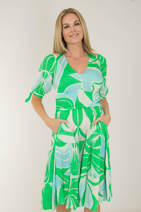 Flowy short jersey dress - Green - Mönstrad knälång trikåklänning