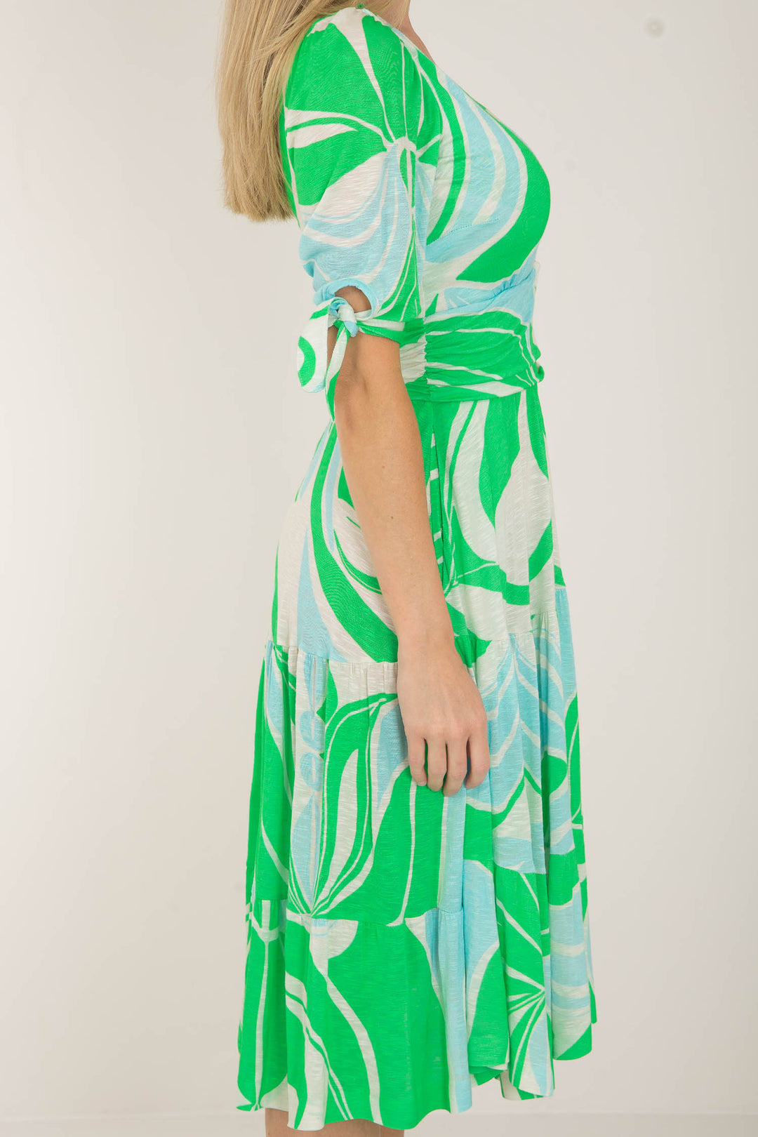 Flowy short jersey dress - Green - Mönstrad knälång trikåklänning