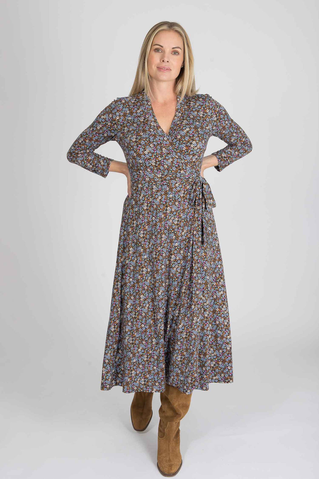 Bestie printed midi wrap jersey dress - Brown flowers - Vadlång omlottklänning i trikå