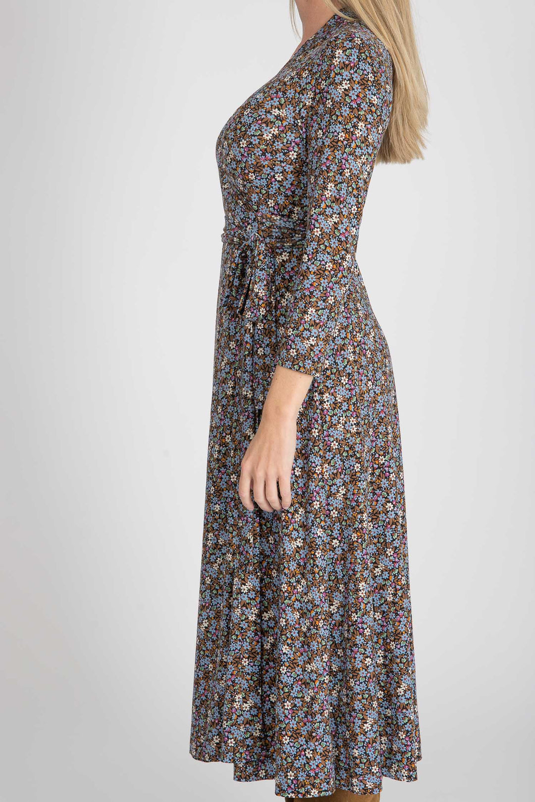 Bestie printed midi wrap jersey dress - Brown flowers - Vadlång omlottklänning i trikå