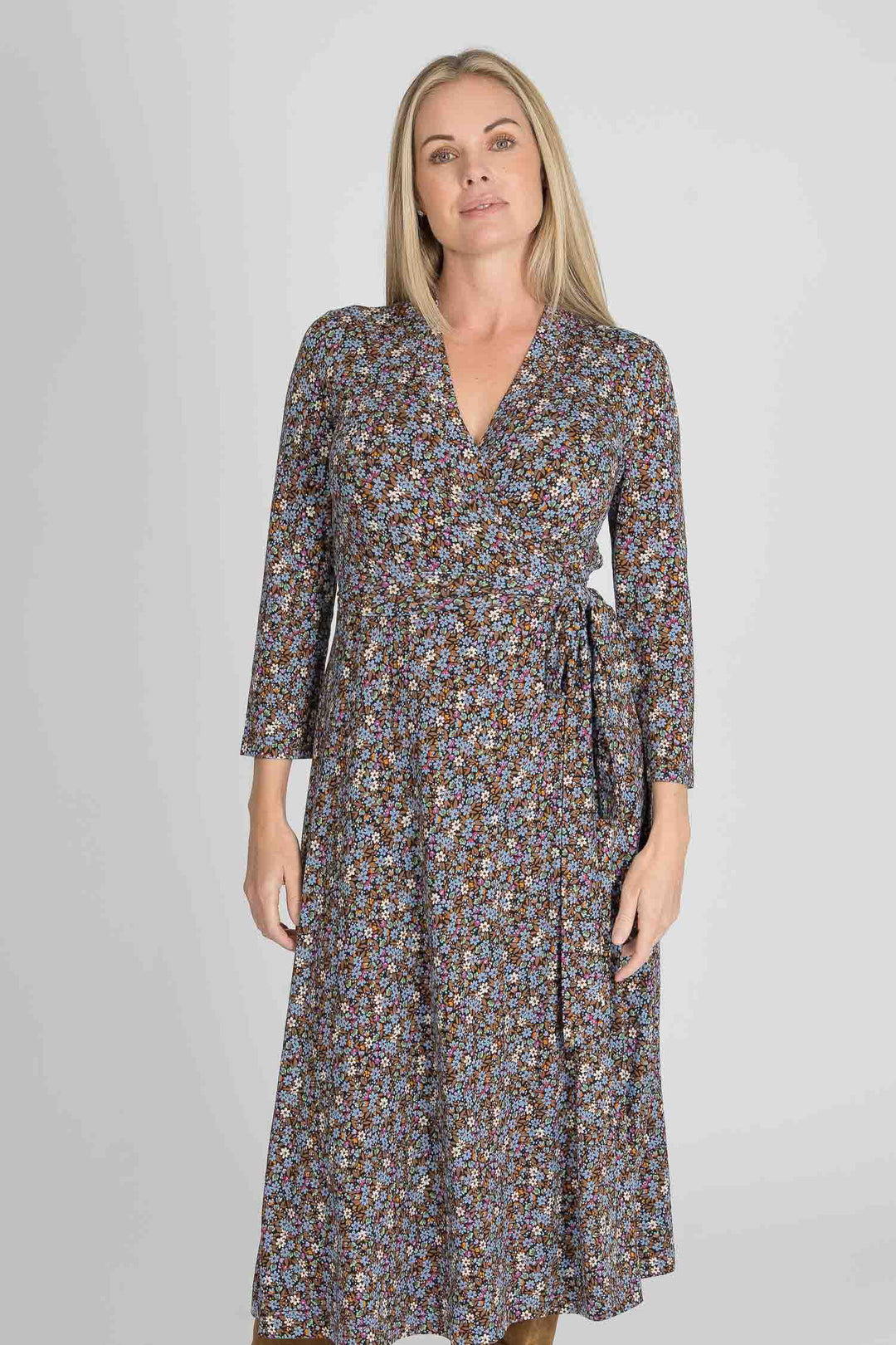 Bestie printed midi wrap jersey dress - Brown flowers - Vadlång omlottklänning i trikå