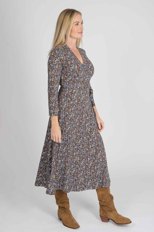 Bestie printed midi wrap jersey dress - Brown flowers - Vadlång omlottklänning i trikå