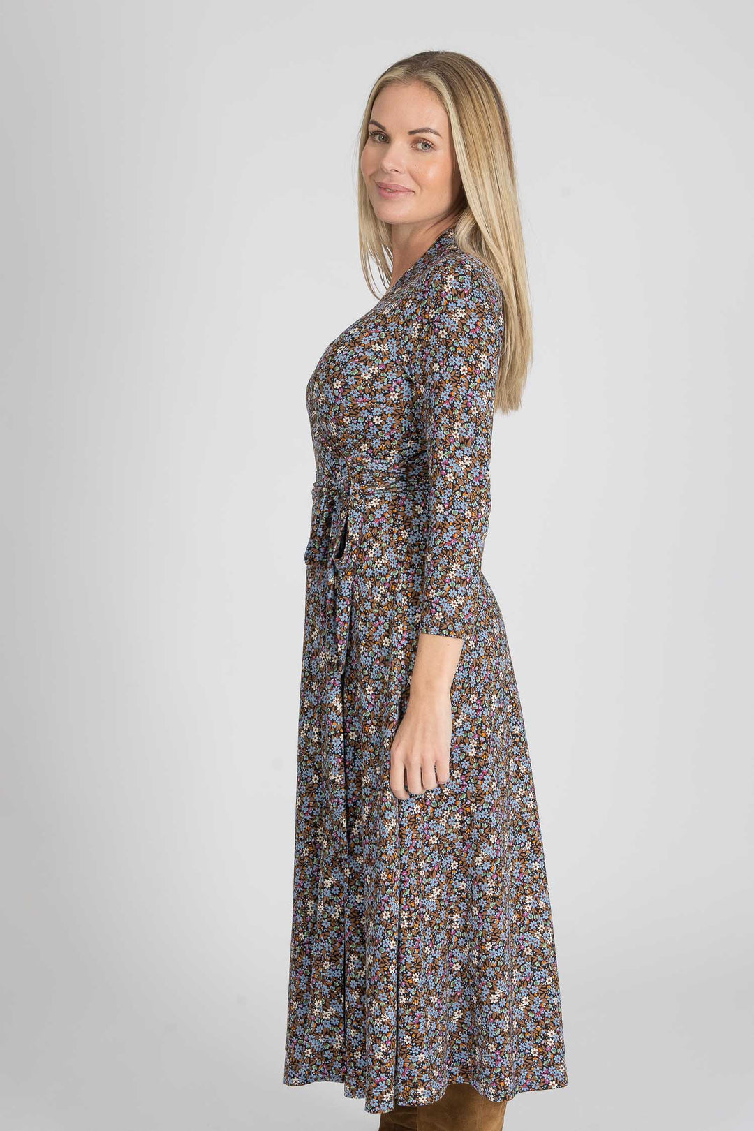 Bestie printed midi wrap jersey dress - Brown flowers - Vadlång omlottklänning i trikå