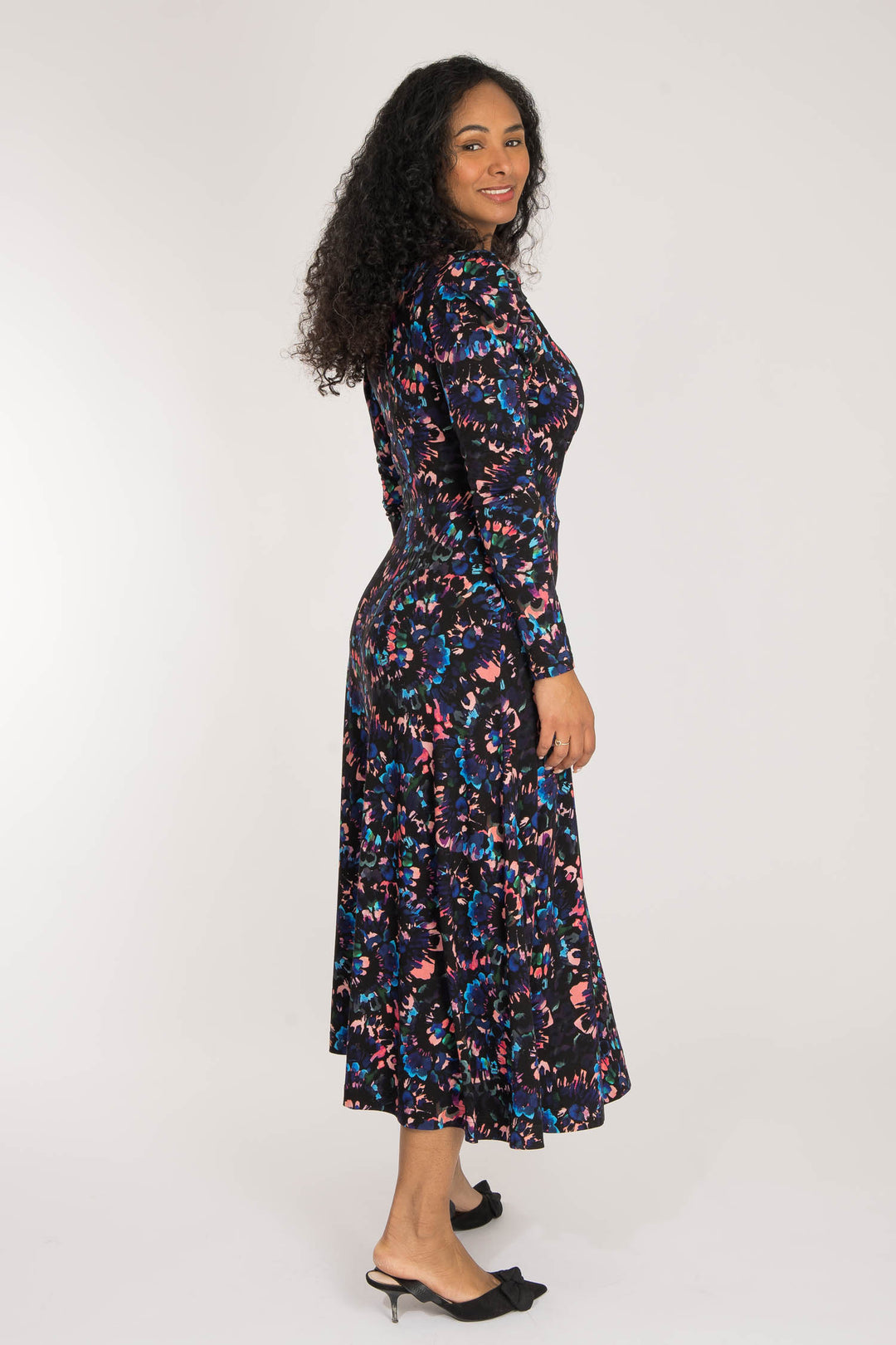 Closed wrap printed midi jersey dress - Blue-Pink - Mönstrad, vadlång klänning i stretchig trikå