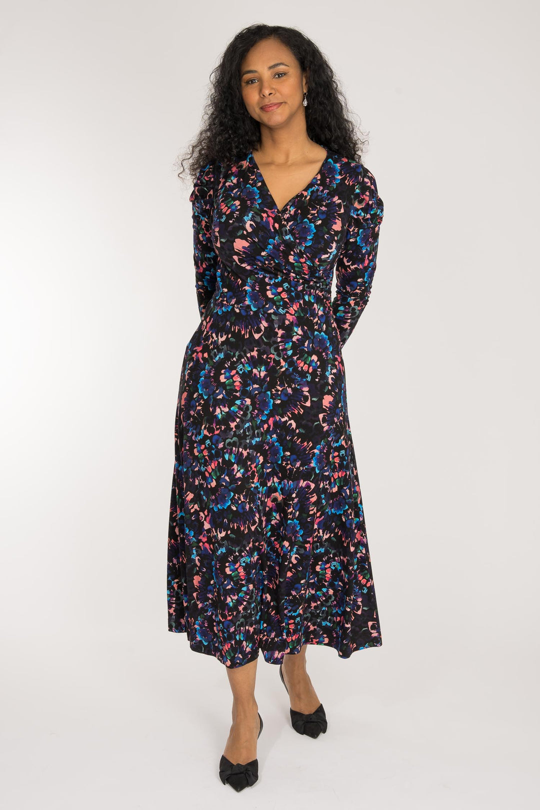 Closed wrap printed midi jersey dress - Blue-Pink - Mönstrad, vadlång klänning i stretchig trikå