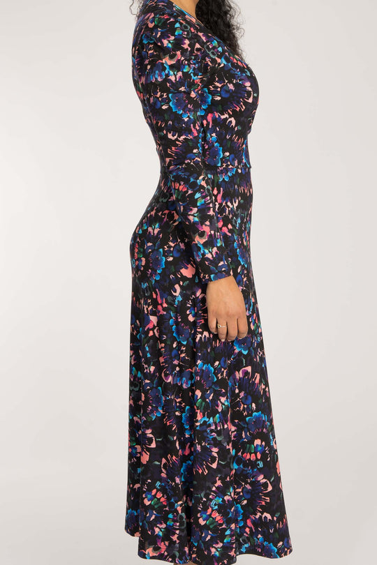 Closed wrap printed midi jersey dress - Blue-Pink - Mönstrad, vadlång klänning i stretchig trikå