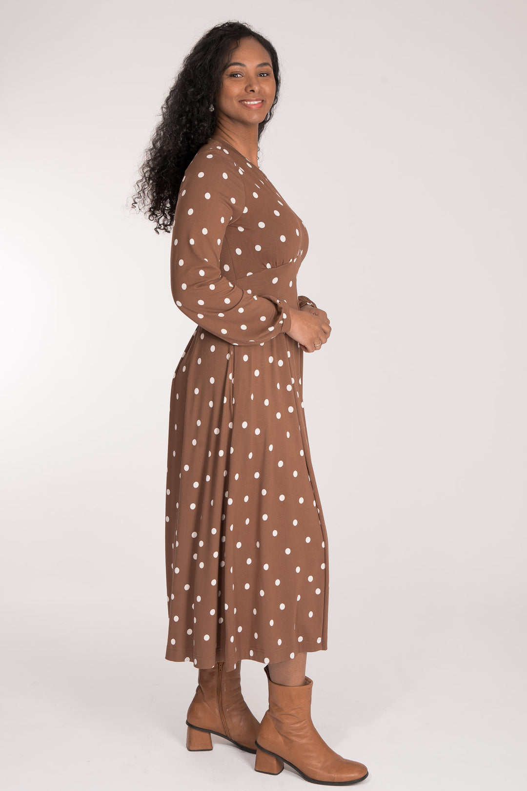 Pleated waist printed midi jersey dress - Brown dot - Mönstrad vadlång klänning i trikå