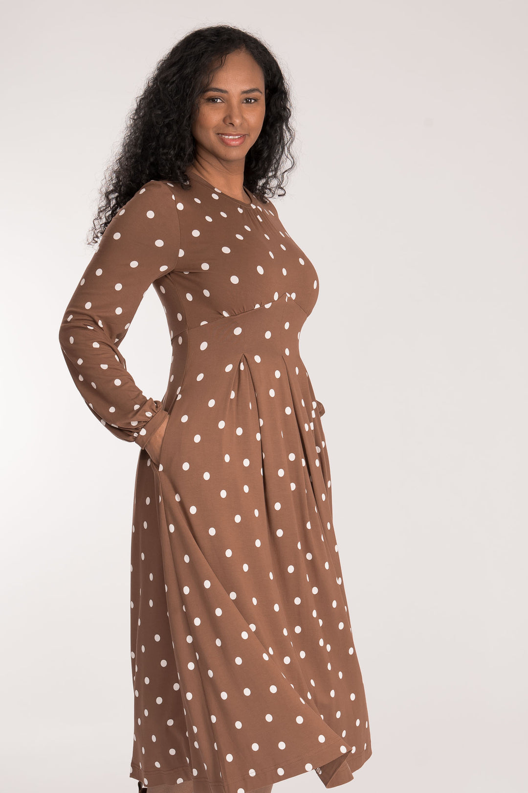 Pleated waist printed midi jersey dress - Brown dot - Mönstrad vadlång klänning i trikå