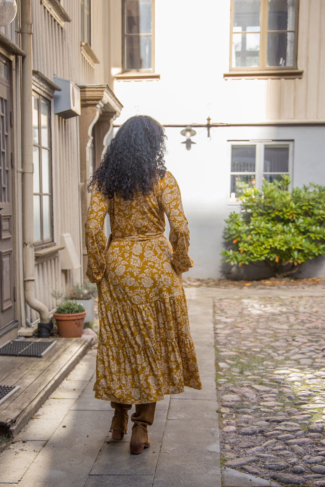 Frill printed midi wrap jersey dress - Ochre - Vadlång omlottklänning i trikå