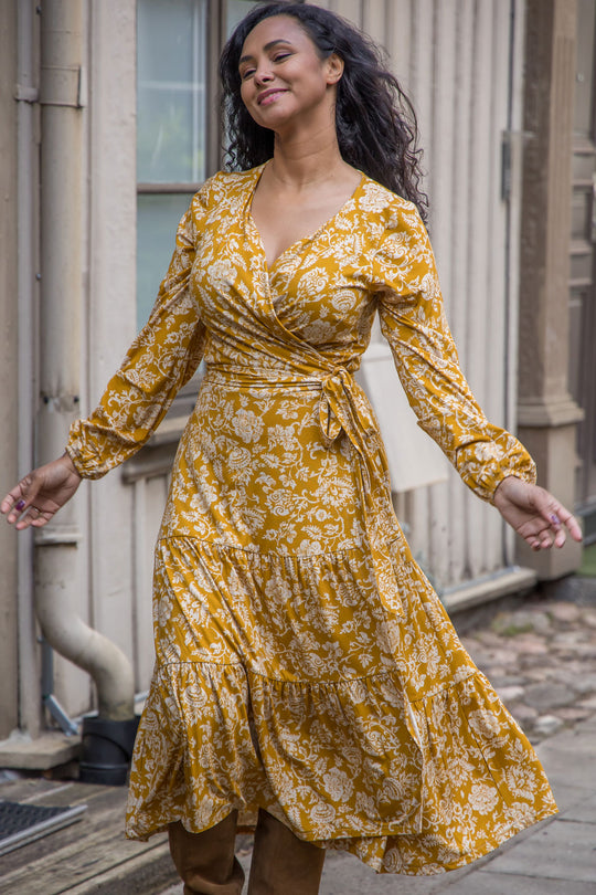 Frill printed midi wrap jersey dress - Ochre - Vadlång omlottklänning i trikå