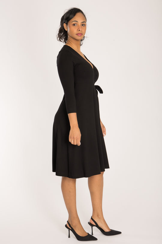 Loose fit short wrap jersey dress - Black - Knälång, omlottklänning i trikå