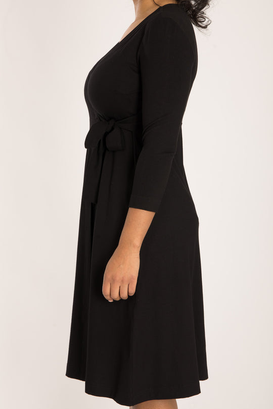 Loose fit short wrap jersey dress - Black - Knälång, omlottklänning i trikå