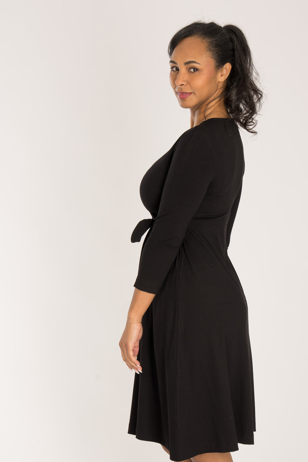 Loose fit short wrap jersey dress - Black - Knälång, omlottklänning i trikå