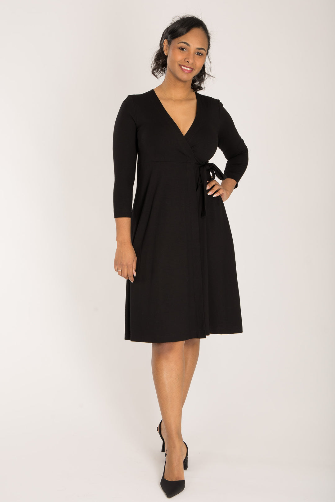 Loose fit short wrap jersey dress - Black - Knälång, omlottklänning i trikå