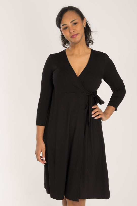 Loose fit short wrap jersey dress - Black - Knälång, omlottklänning i trikå