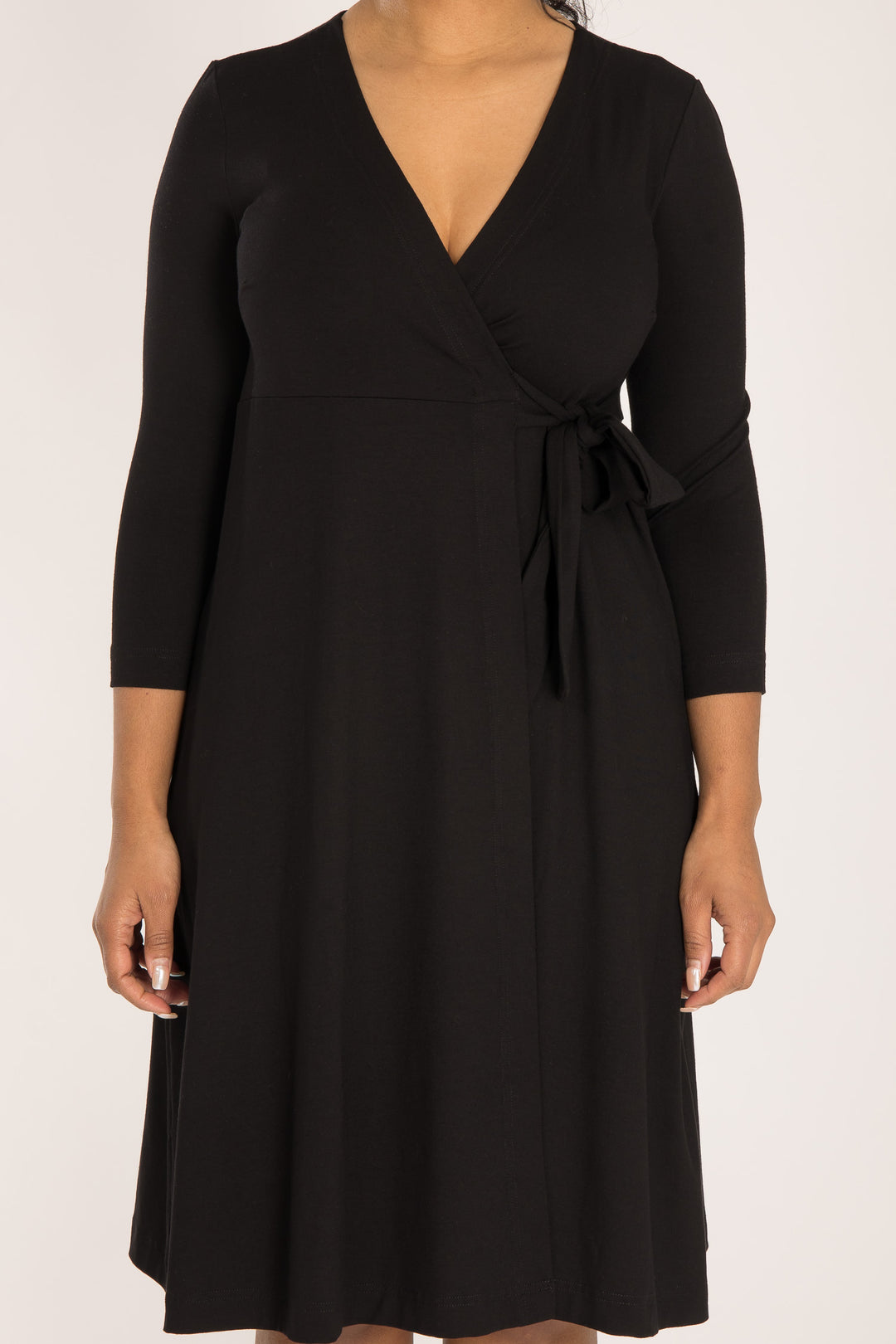 Loose fit short wrap jersey dress - Black - Knälång, omlottklänning i trikå