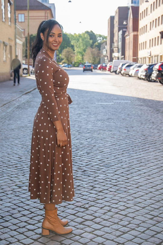 Bestie printed midi wrap jersey dress - Brown dot - Vadlång omlottklänning i trikå