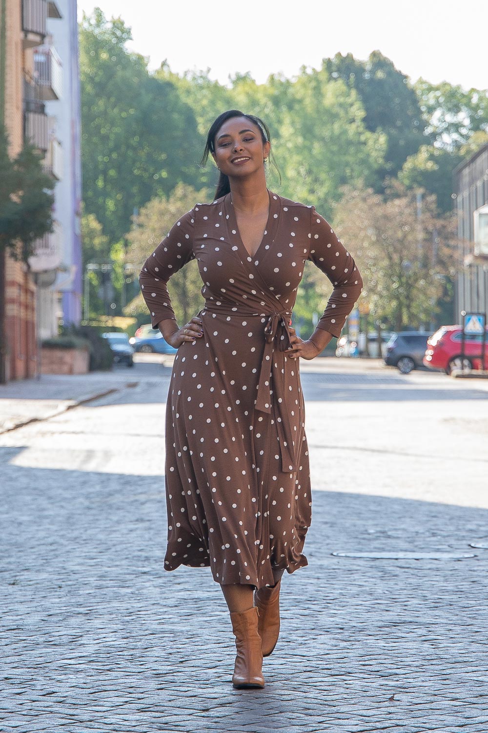 Bestie printed midi wrap jersey dress - Brown dot - Vadlång omlottklänning i trikå