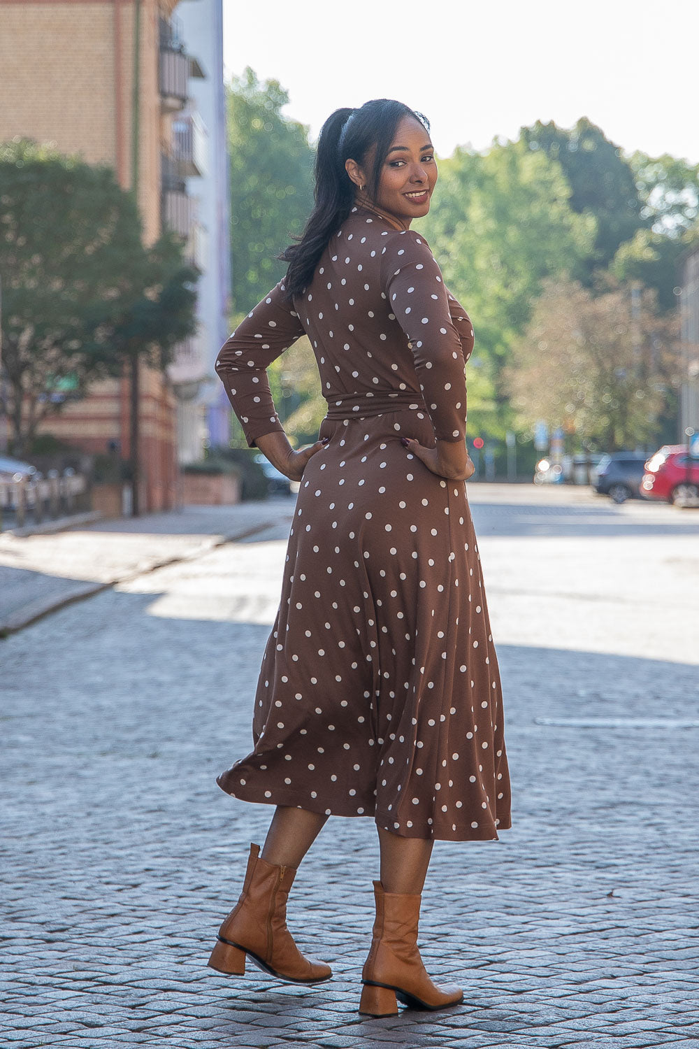 Bestie printed midi wrap jersey dress - Brown dot - Vadlång omlottklänning i trikå