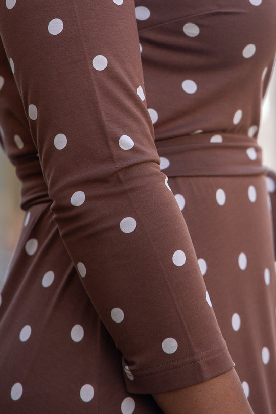 Bestie printed midi wrap jersey dress - Brown dot - Vadlång omlottklänning i trikå