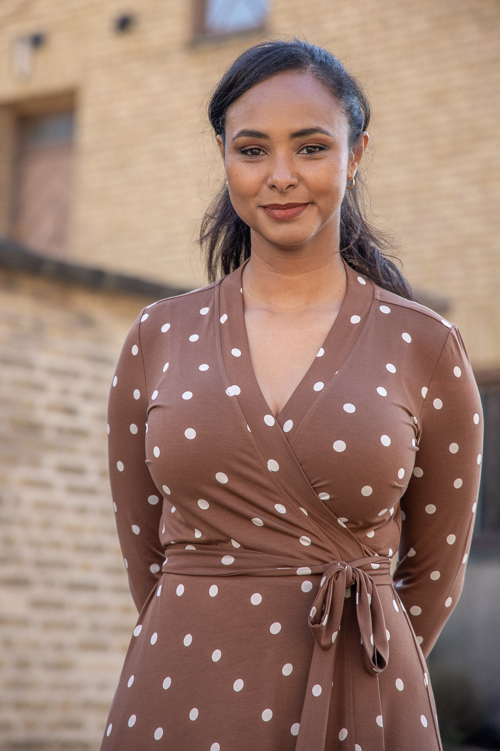 Bestie printed midi wrap jersey dress - Brown dot - Vadlång omlottklänning i trikå