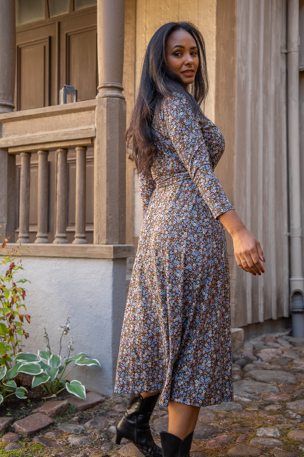 Bestie printed midi wrap jersey dress - Brown flowers - Vadlång omlottklänning i trikå