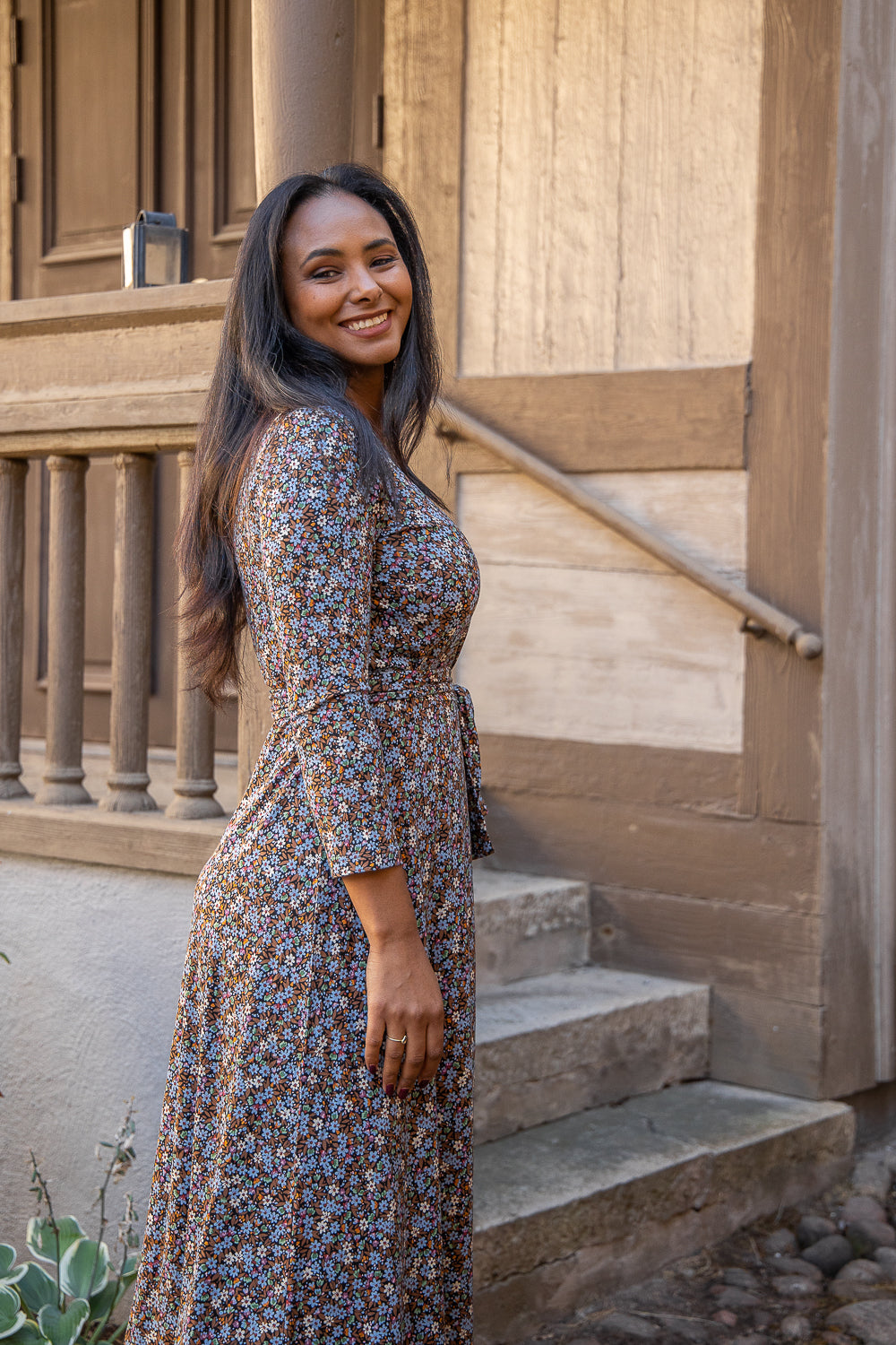 Bestie printed midi wrap jersey dress - Brown flowers - Vadlång omlottklänning i trikå