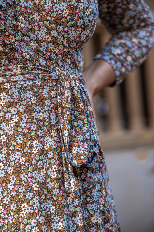 Bestie printed midi wrap jersey dress - Brown flowers - Vadlång omlottklänning i trikå