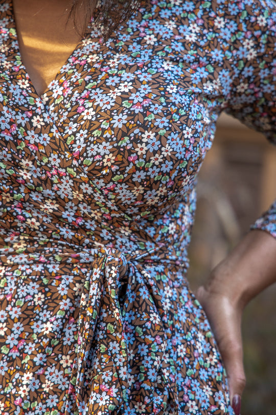 Bestie printed midi wrap jersey dress - Brown flowers - Vadlång omlottklänning i trikå