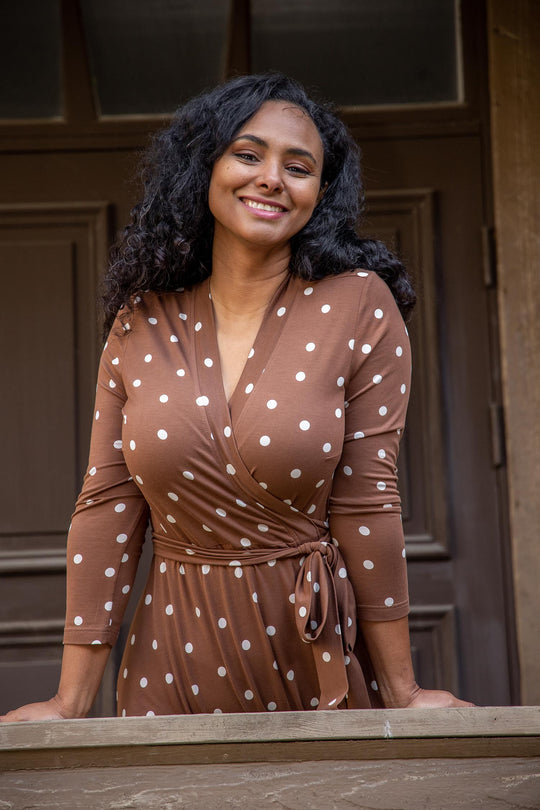 Bestie printed short wrap jersey dress - Brown dot - Knälång omlottklänning i trikå