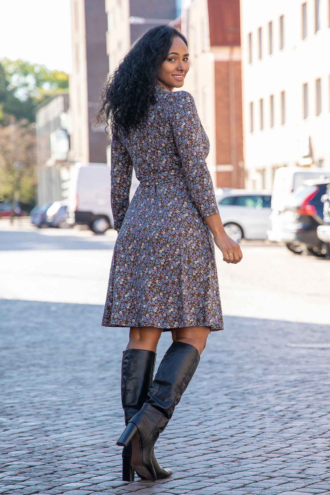 Bestie printed short wrap jersey dress - Brown flowers - Knälång omlottklänning i trikå