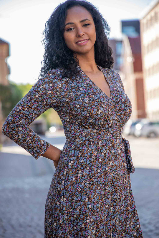 Bestie printed short wrap jersey dress - Brown flowers - Knälång omlottklänning i trikå