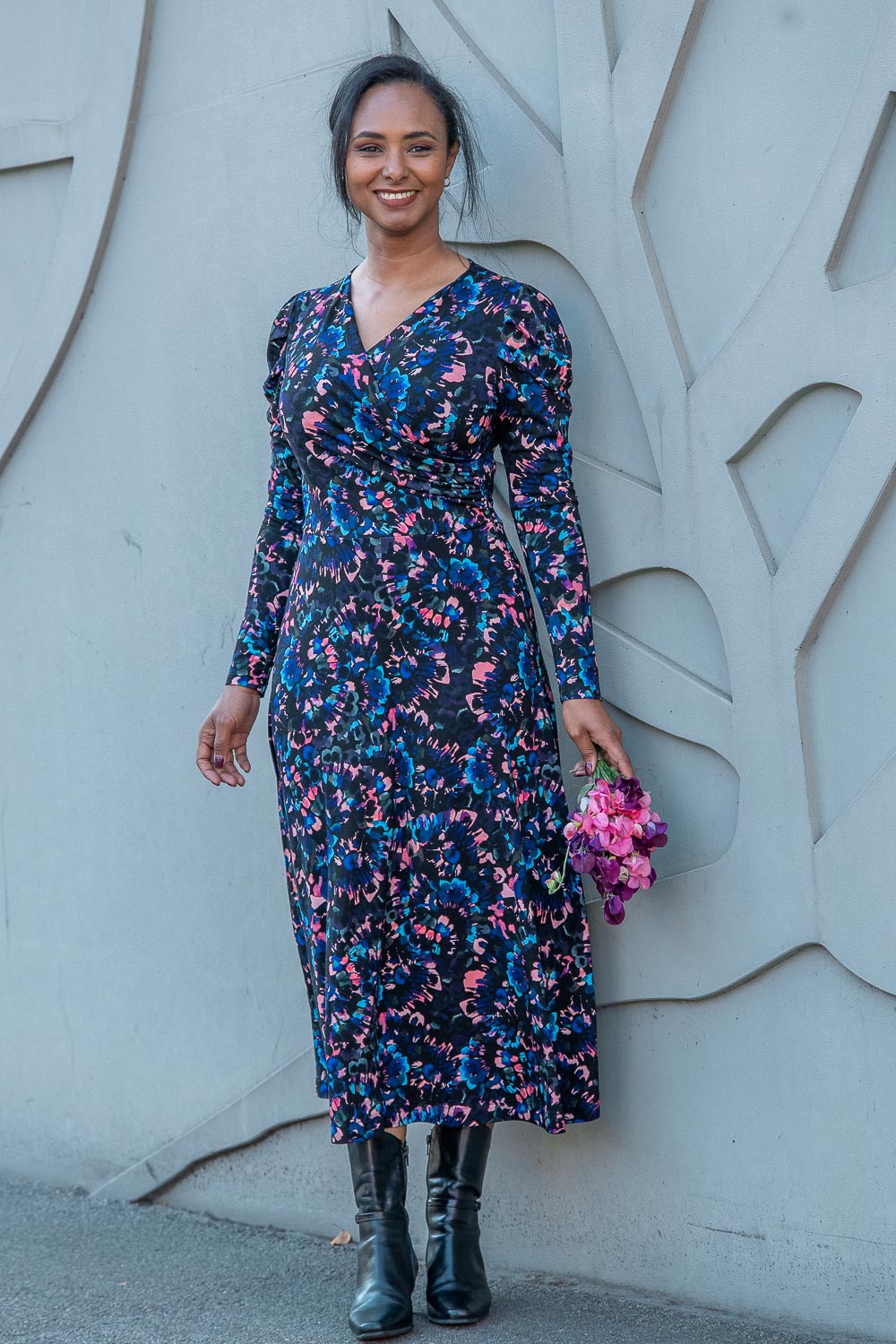 Closed wrap printed midi jersey dress - Blue-Pink - Mönstrad, vadlång klänning i stretchig trikå