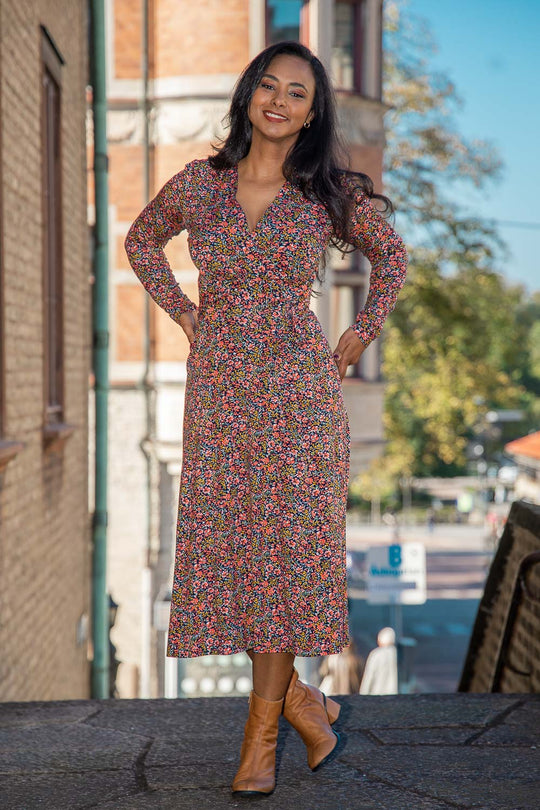 Essential printed midi jersey dress - Navy flowers - Mönstrad vadlång klänning i trikå