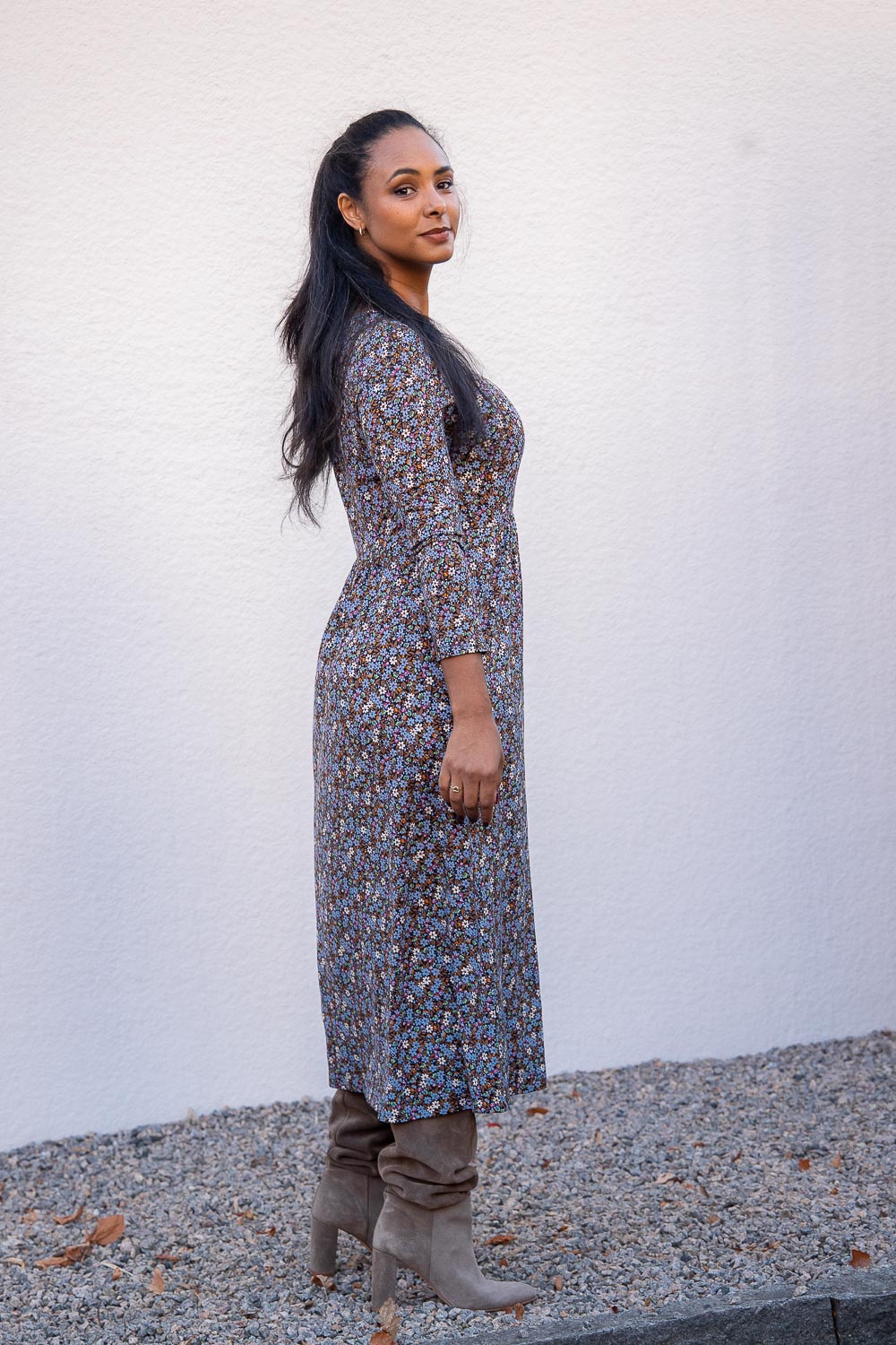 Ideal printed midi jersey dress - Brown flowers - Vadlång, mönstrad klänning i trikå