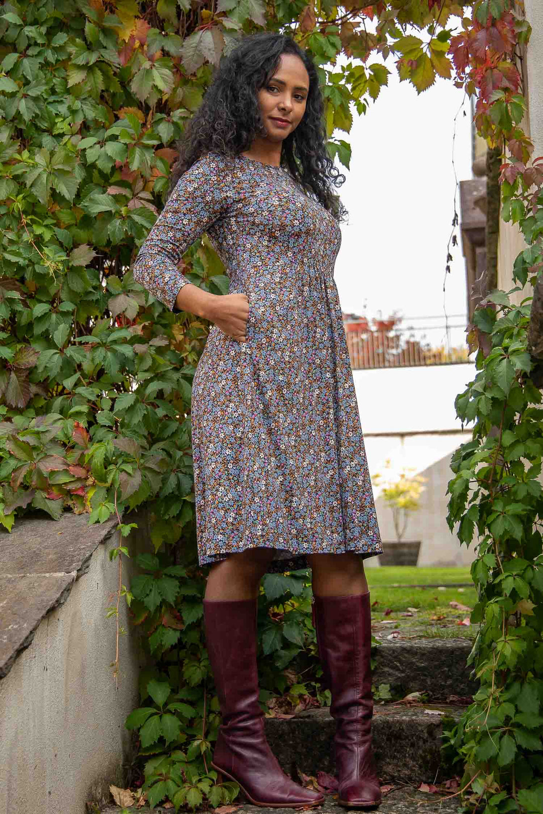 Ideal printed short jersey dress - Brown flowers - Knälång, mönstrad klänning i trikå