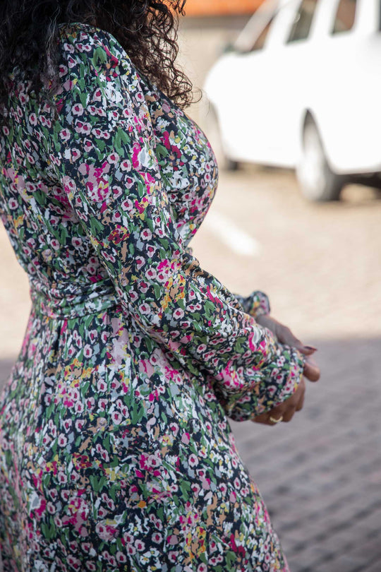 Puff sleeve printed midi wrap jersey dress - Pink flowers - Vadlång omlottklänning i trikå