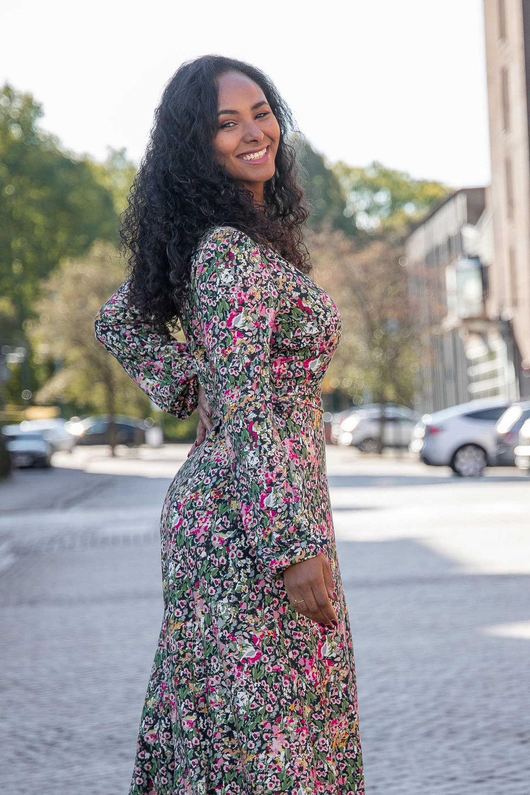 Puff sleeve printed midi wrap jersey dress - Pink flowers - Vadlång omlottklänning i trikå