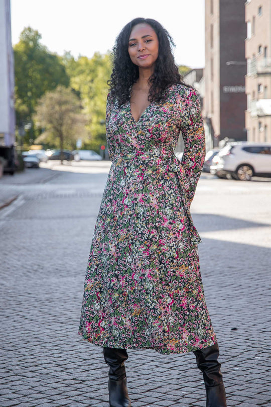 Puff sleeve printed midi wrap jersey dress - Pink flowers - Vadlång omlottklänning i trikå