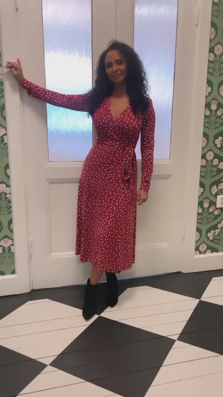 Bestie printed midi wrap jersey dress - Dark red dot - Vadlång, prickig omlottklänning i trikå