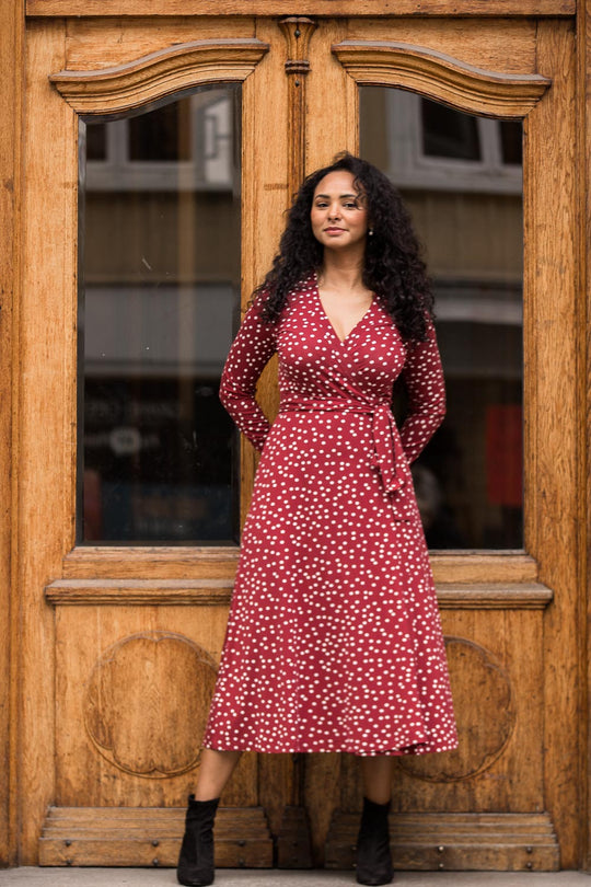 Bestie printed midi wrap jersey dress - Dark red dot - Vadlång, prickig omlottklänning i trikå